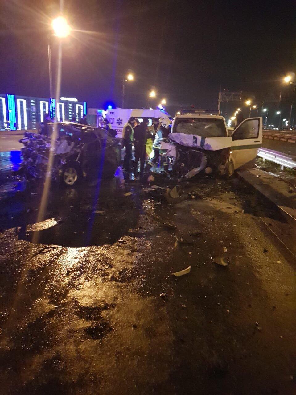 У Києві під час жахливого ДТП на вулиці Зарічній загорівся Chevrolet Aveo після зіткнення з інкасаторським мінівеном: є загиблі